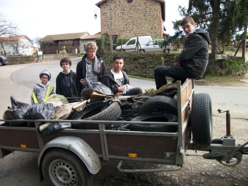 20140424-Nettoyons-Notre-Commune-Remorque-Pneus-Enfants